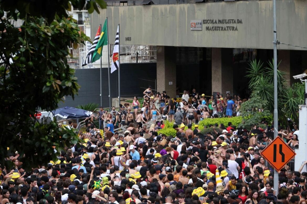 folioes-invadem-escola-de-magistratura-em-show-de-calvin-harris-em-sp.-veja-video