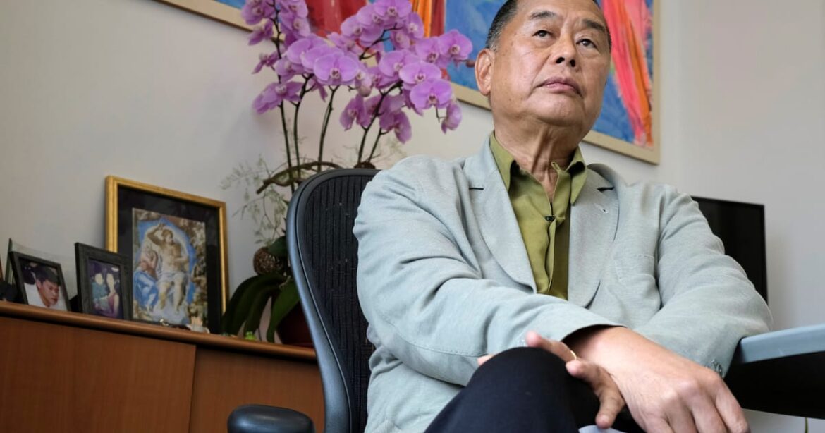 critico-da-china-jimmy-lai-e-condenado-a-20-anos-de-prisao-apos-julgamento-historico-em-hong-kong