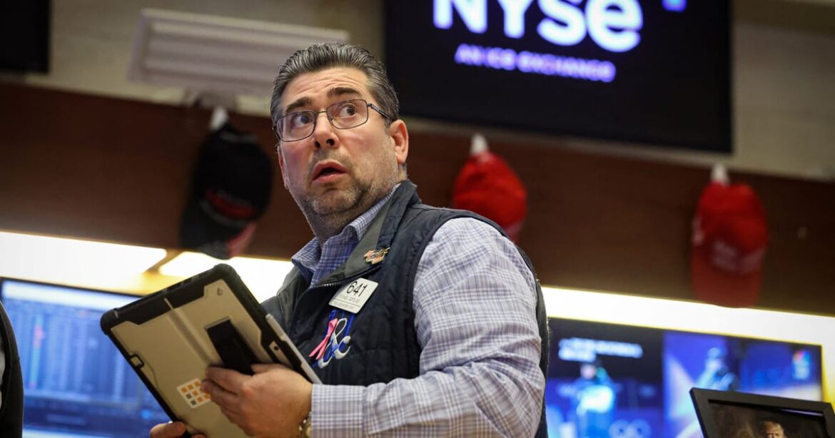dow-jones-supera-50.000-pontos-e-nvidia-salta-conforme-gastos-com-ia-entram-em-foco