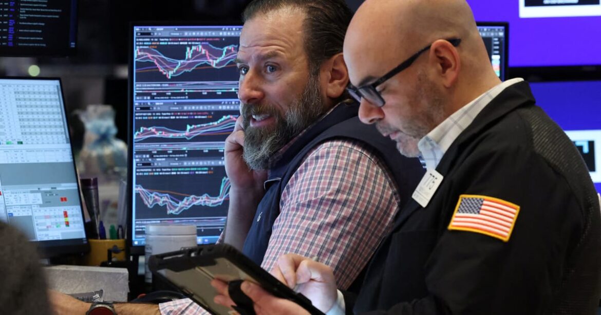 wall-street-abre-em-alta-apos-semana-de-queda-no-setor-de-tecnologia,-amazon-cai