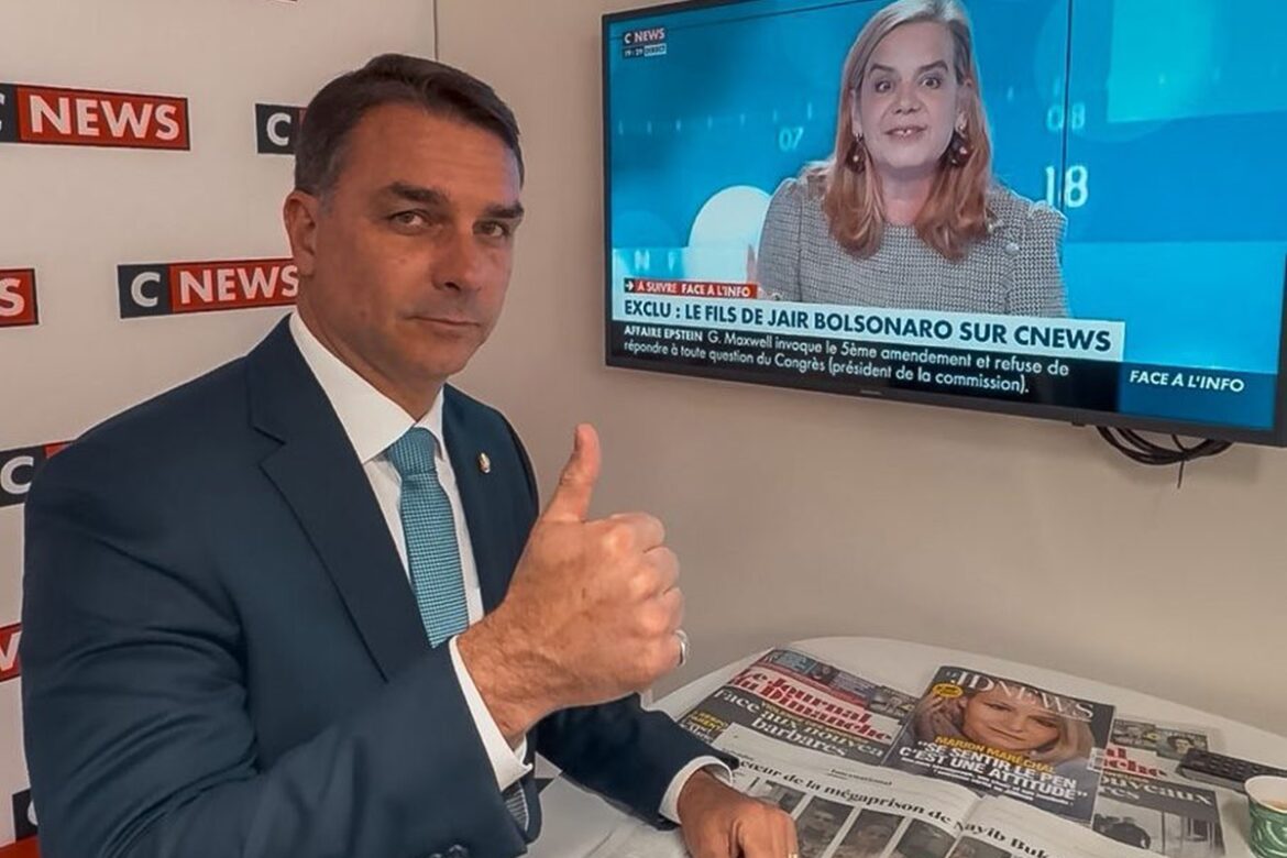 na-tv-francesa,-flavio-bolsonaro-diz-que-brasil-precisa-ser-salvo