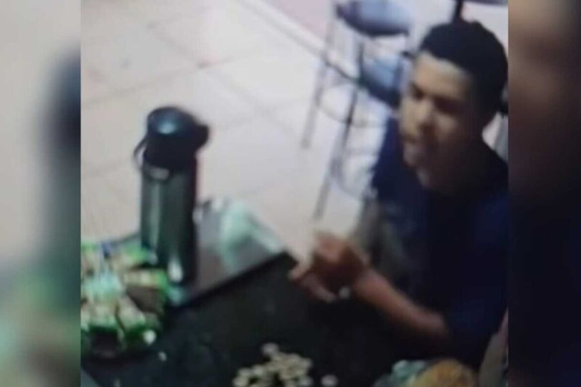 video-mostra-bandido-rendendo-funcionaria-ao-assaltar-padaria