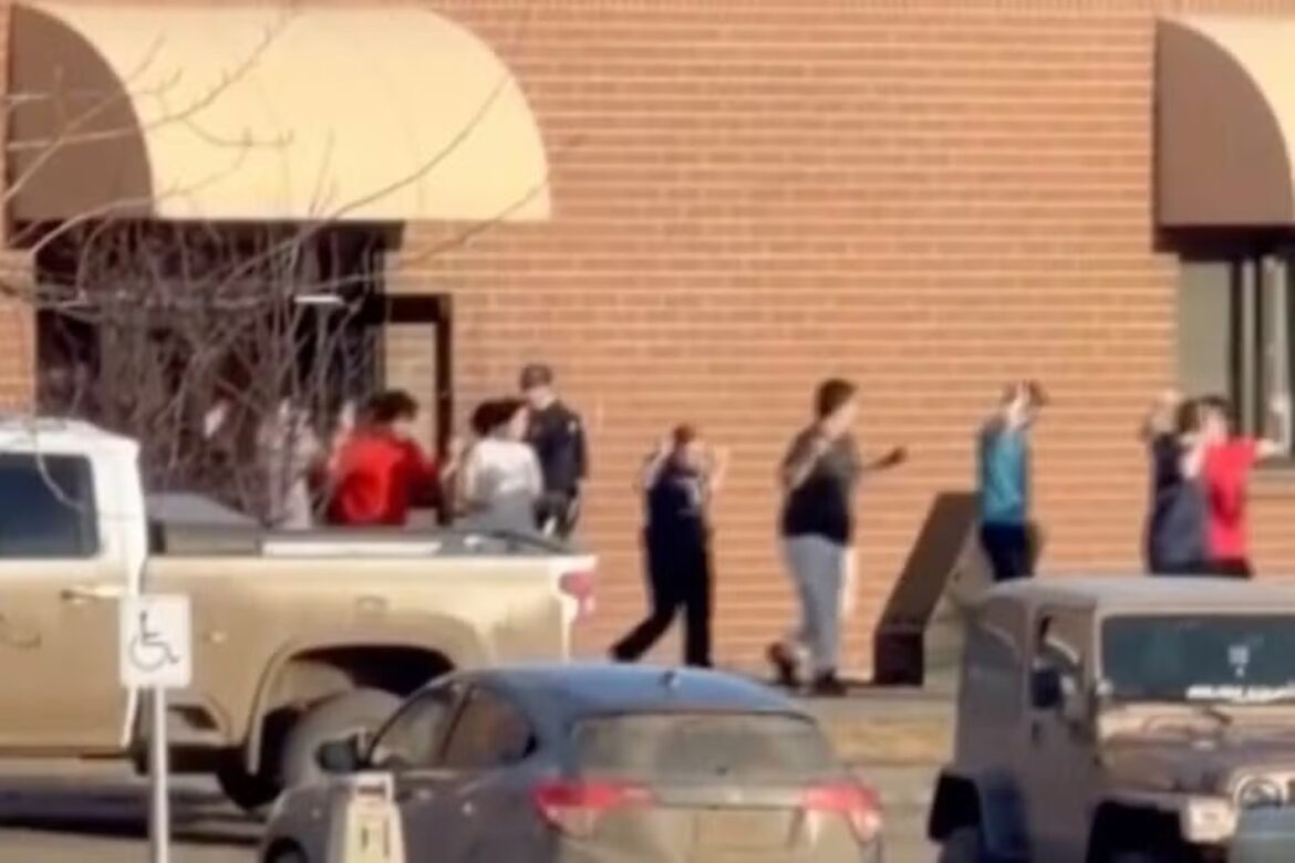 imagens-mostram-alunos-fugindo-apos-ataque-em-escola-no-canada.-veja-video