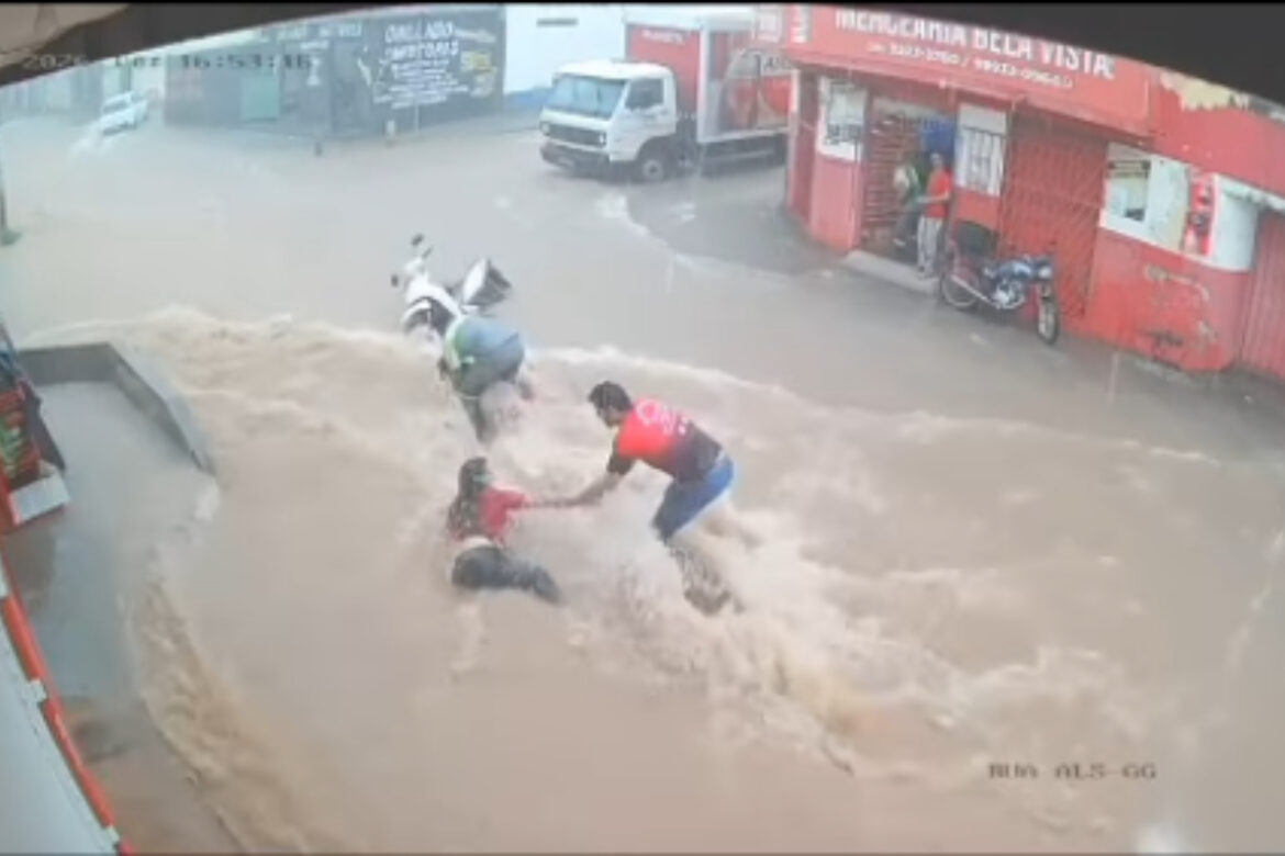 duas-mulheres-sao-levadas-por-enxurrada-em-minas-gerais.-veja-video