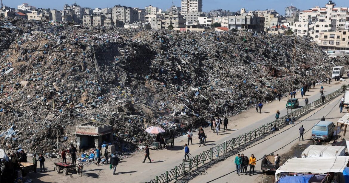 agencia-da-onu-comeca-a-limpar-enorme-deposito-de-lixo-na-cidade-de-gaza,-a-medida-que-cresce-risco-para-a-saude
