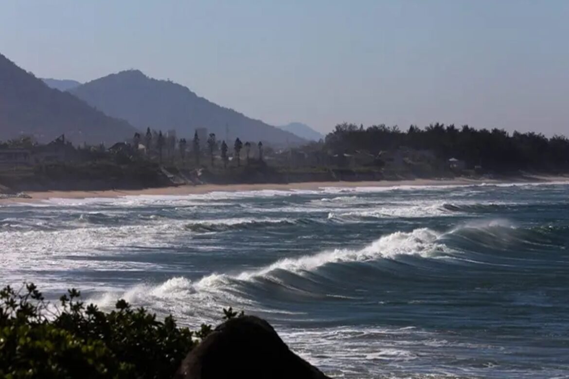 homem-e-atingido-por-serie-de-ondas-e-morre-afogado-em-florianopolis