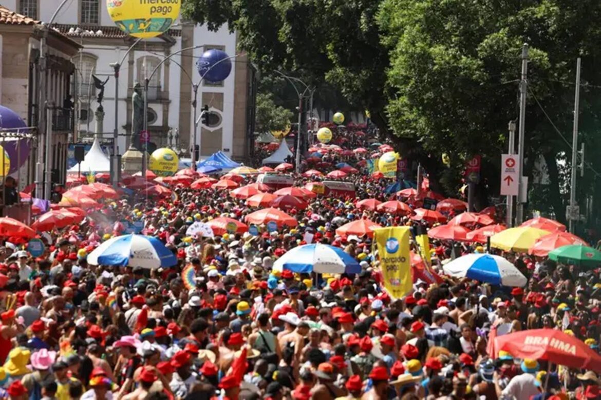 rio:-bloco-cordao-da-bola-preta-celebra-tradicao-de-107-carnavais