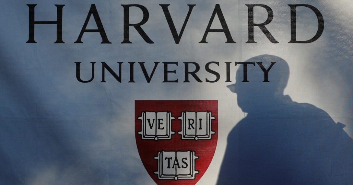 governo-trump-processa-harvard,-acusando-a-de-desafiar-investigacao