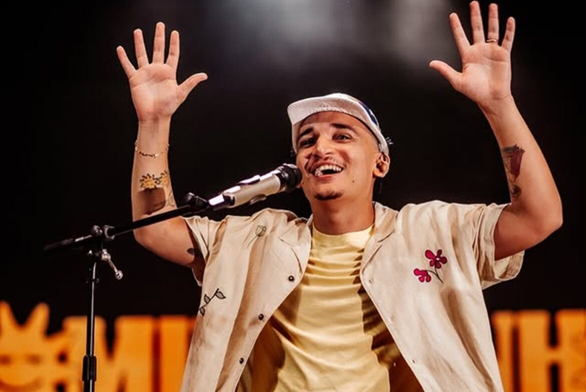 joao-gomes-posa-com-cantor-internacional-e-fas-especulam-feat