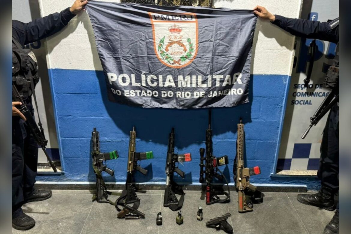 pm-interrompe-guerra-entre-faccoes-e-apreende-5-fuzis-e-granadas-no-rj.-veja-video