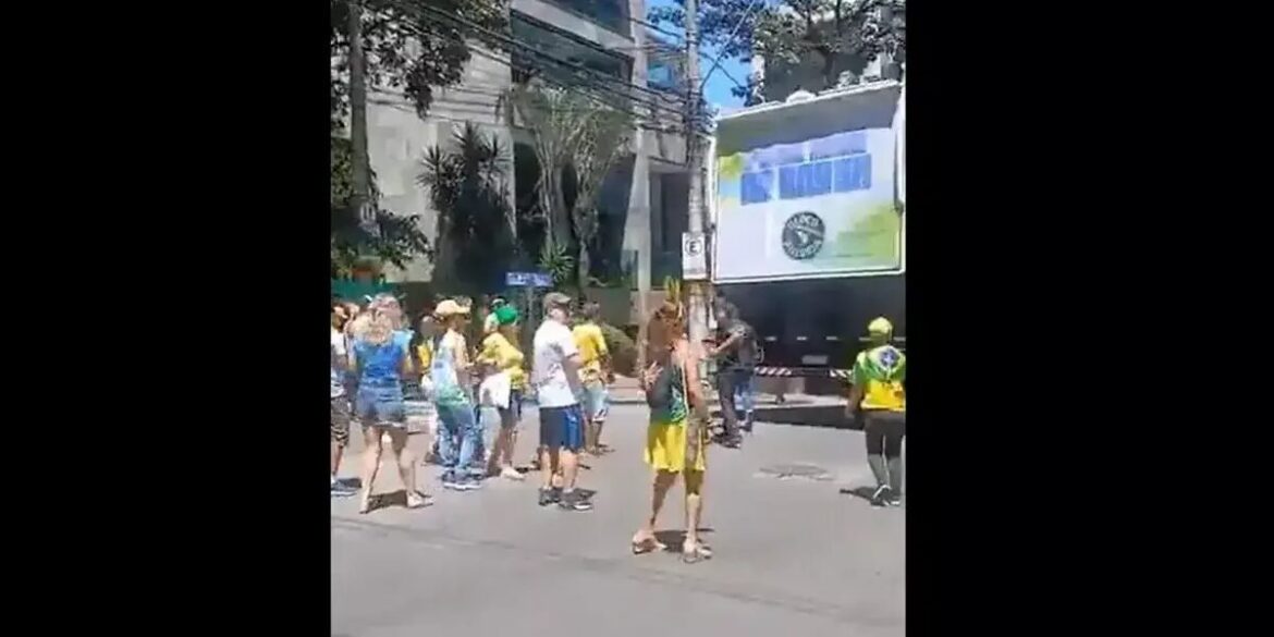 fiasco-em-bh:-bloco-da-anistia-de-nikolas-ferreira-fracassa-e-vira-meme-na-rede