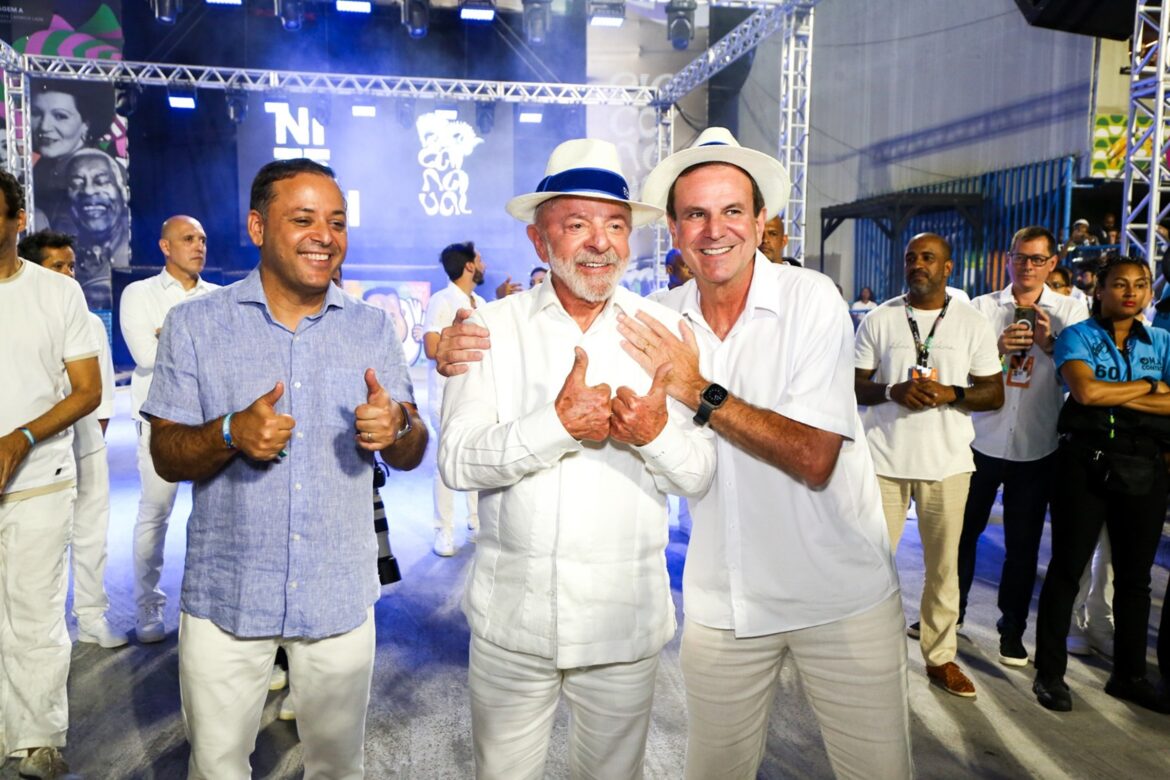 lula-deixa-camarote-e-acompanha-desfile-direto-da-avenida-no-rio