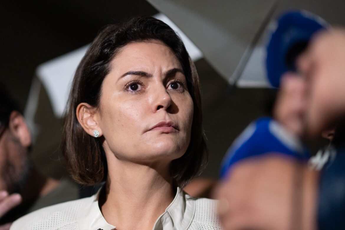 michelle-reage-a-imagem-de-bolsonaro-como-palhaco-em-desfile-sobre-lula