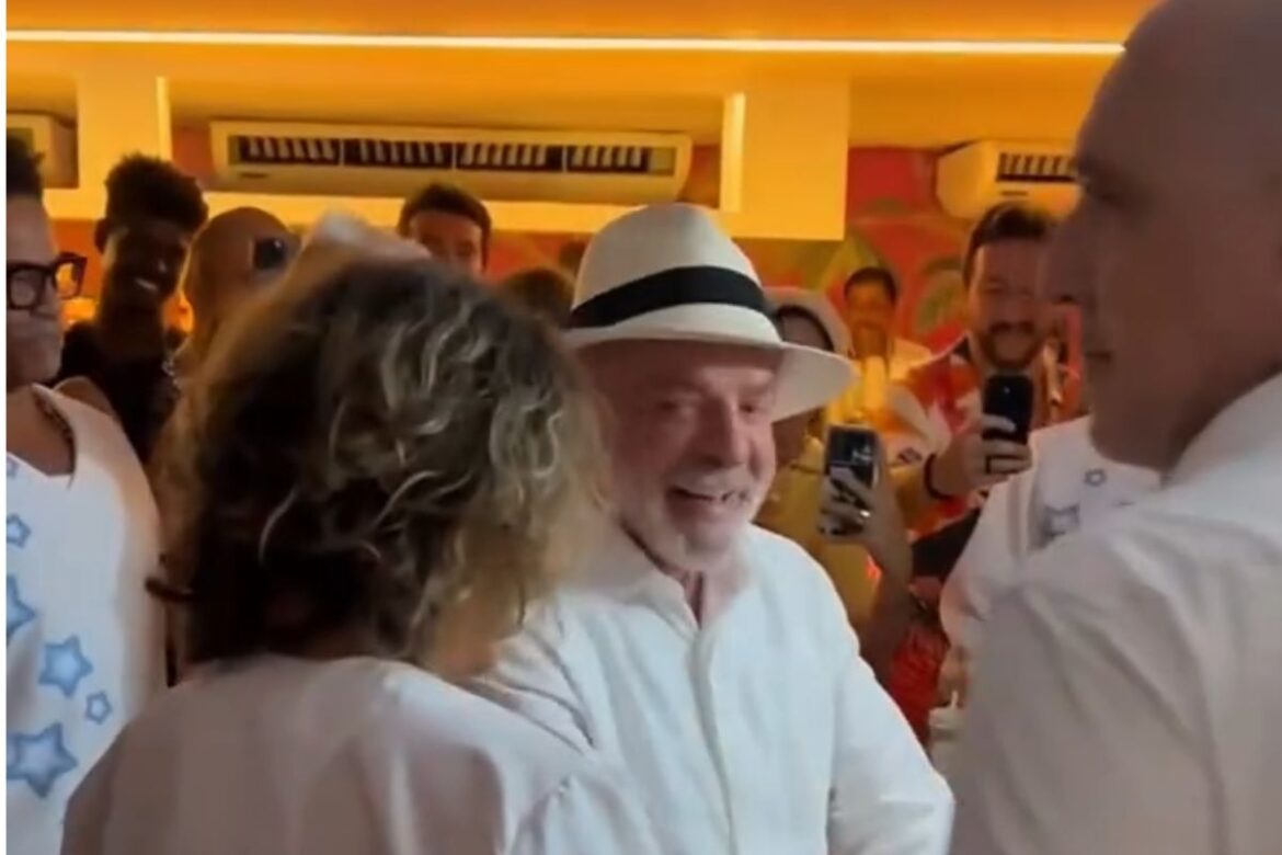 lula-assiste-a-desfile-na-sapucai-com-ministros,-amigos-e-familiares