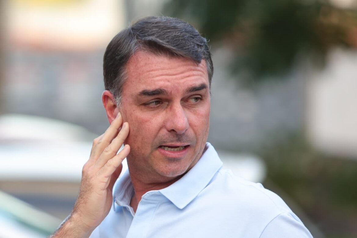 flavio-bolsonaro-assina-pedido-de-impeachment-de-toffoli