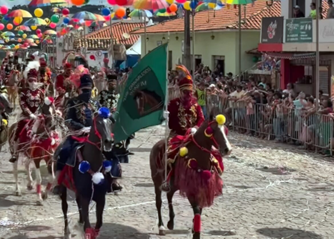cidade-mineira-tem-tradicional-carnaval-a-cavalo.-veja-imagens