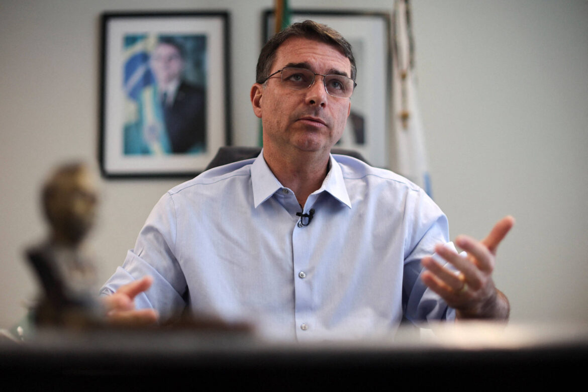 flavio-bolsonaro-divulga-samba-enredo-chamando-lula-de-ladrao;-veja-video