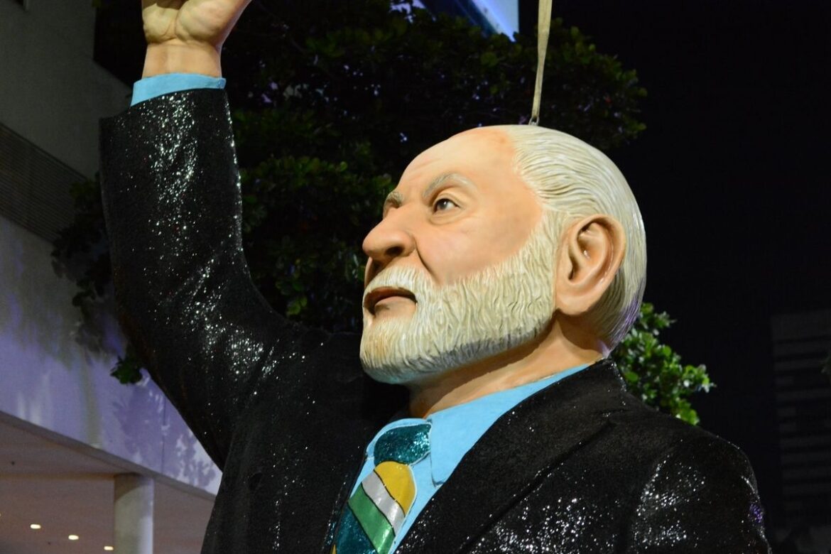 sem-janja,-oposicao-reage-a-familia-de-lata-em-desfile-pro-lula