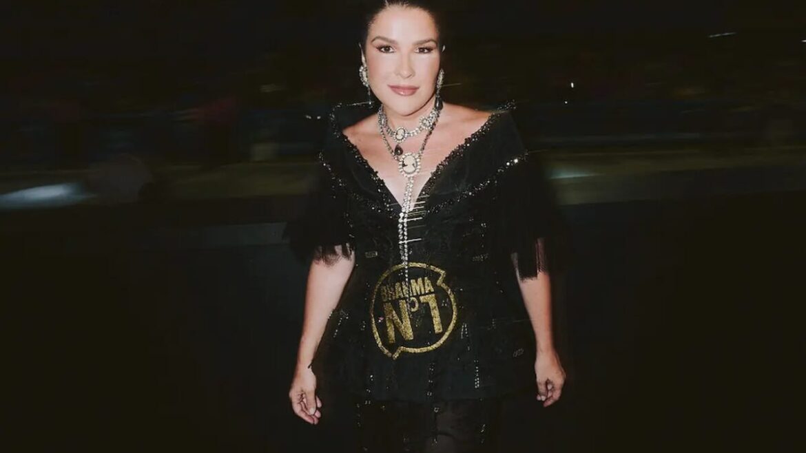 ju-ferraz-abdica-do-brilho-no-carnaval-com-a-autoafirmacao-do-preto-absoluto