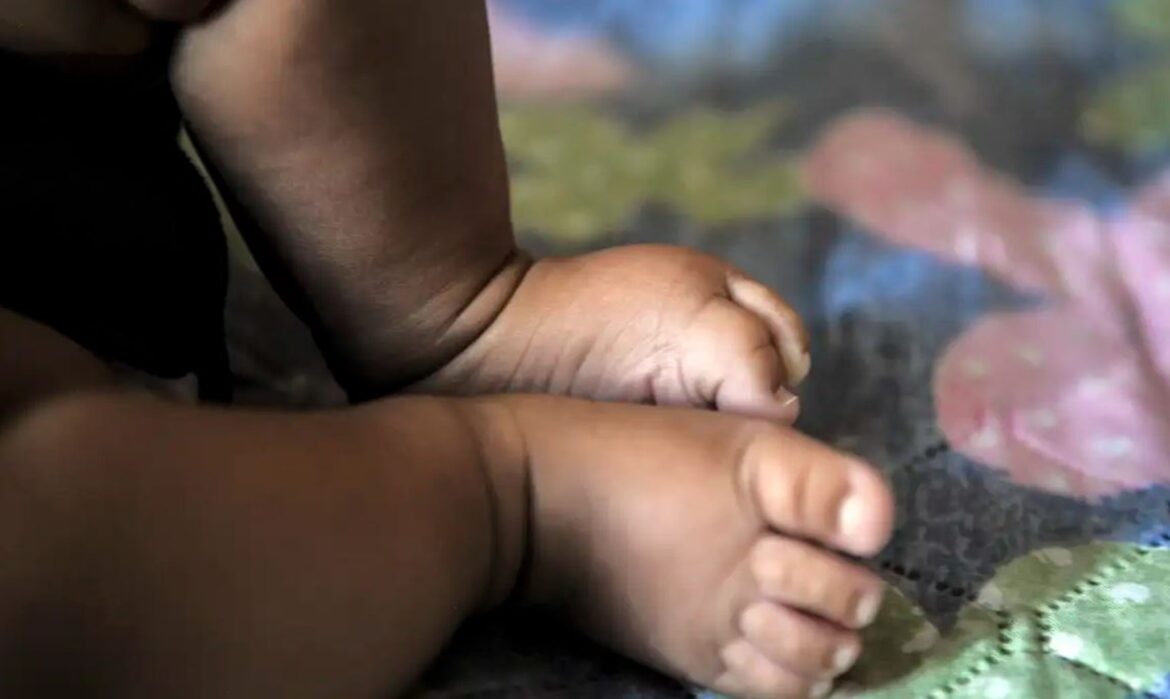 bebe-de-1-mes-e-encontrado-sozinho-em-carnaval-de-salvador