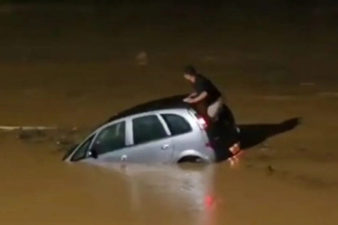 motorista-quebra-vidro-e-se-salva-de-carro-submerso-em-sc