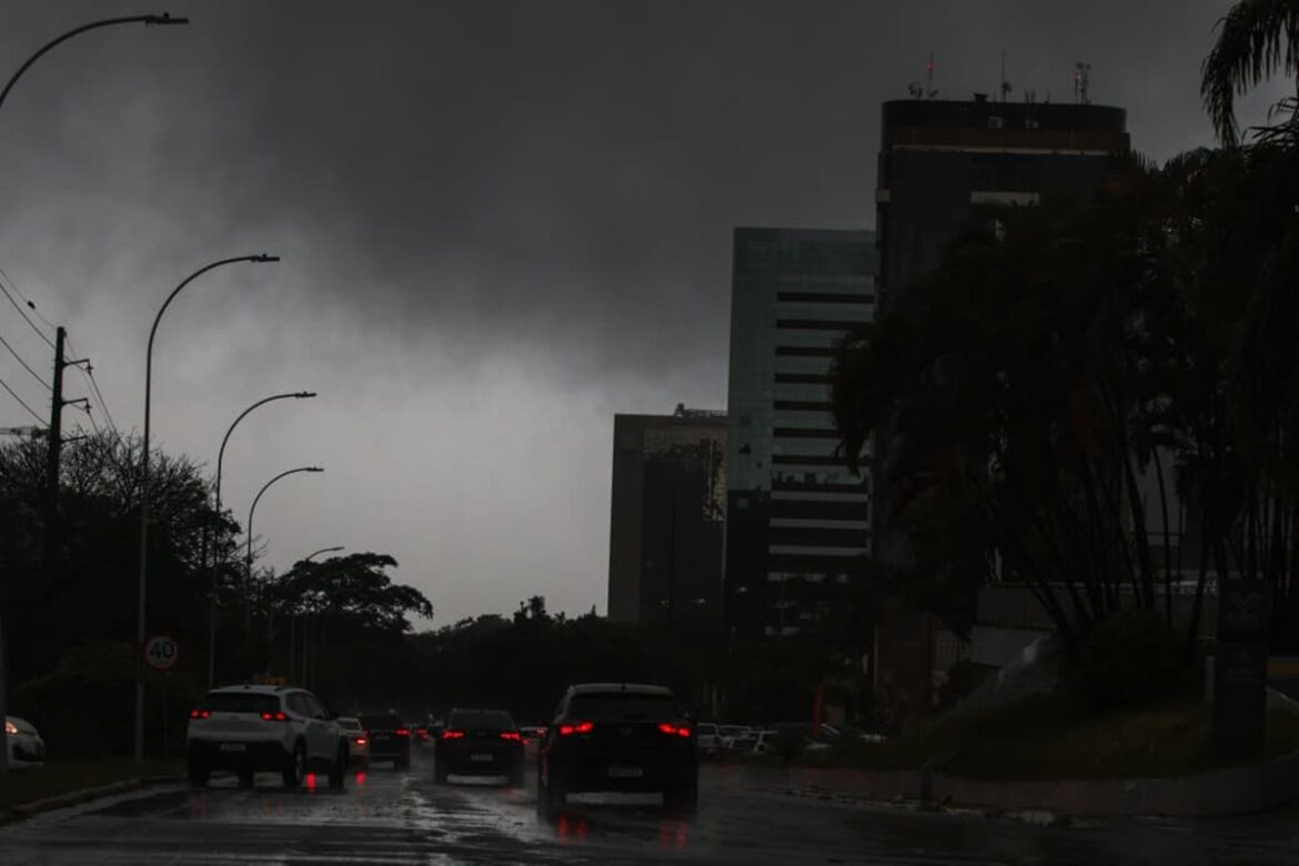 o-dia-virou-noite:-df-amanhece-com-nevoa-densa-e-temporal;-veja-fotos