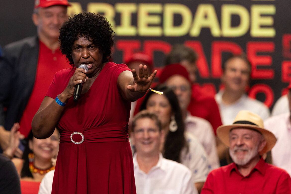 referencia-evangelica-no-pt,-benedita-diz-que-escola-de-samba-tem-autonomia-sobre-desfile