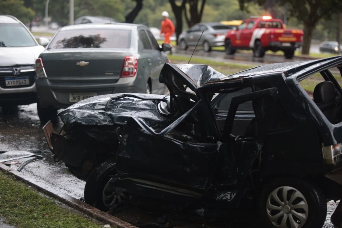 acidente-no-eixinho-sul-interdita-via-e-deixa-feridos;-motorista-ficou-presa-as-ferragens
