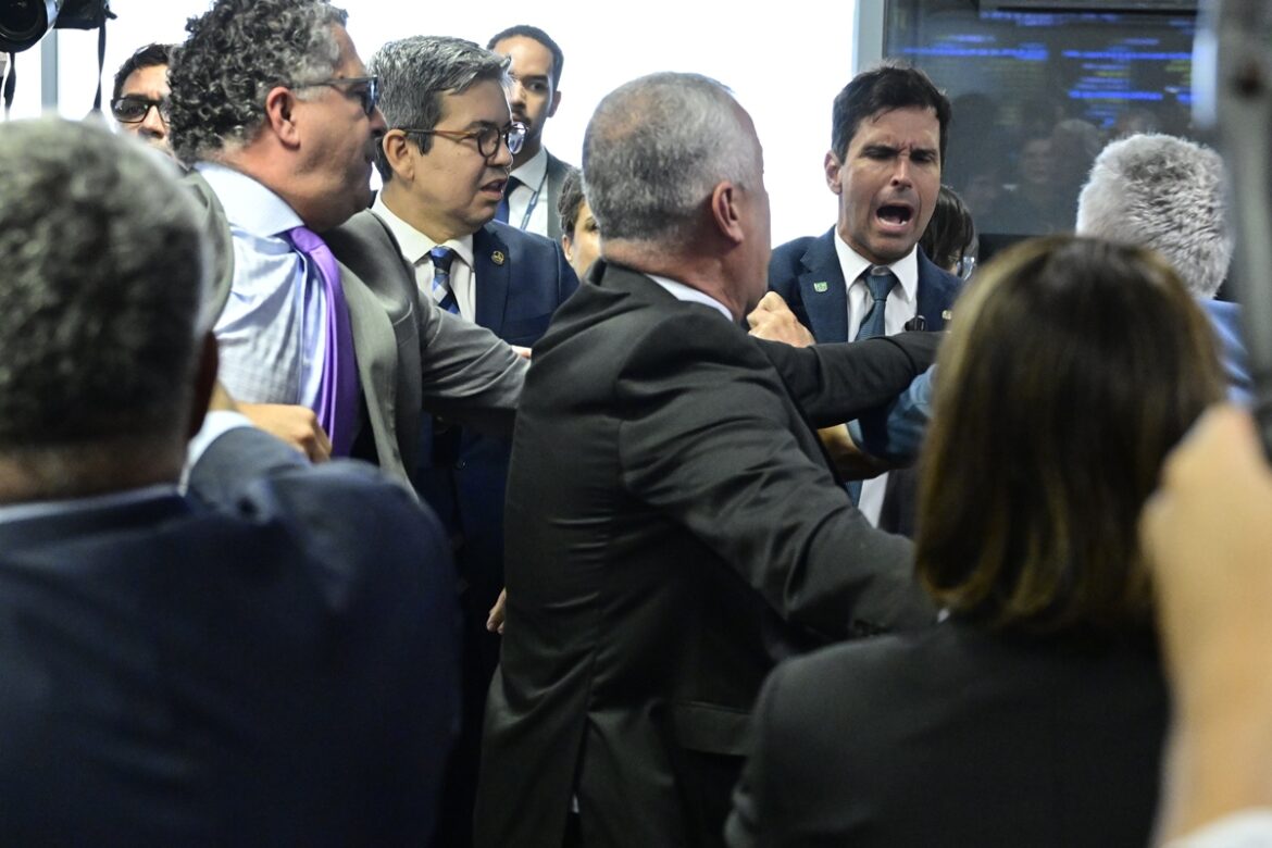 imagens-mostram-briga-apos-aprovacao-da-quebra-de-sigilo-de-lulinha.-veja-video
