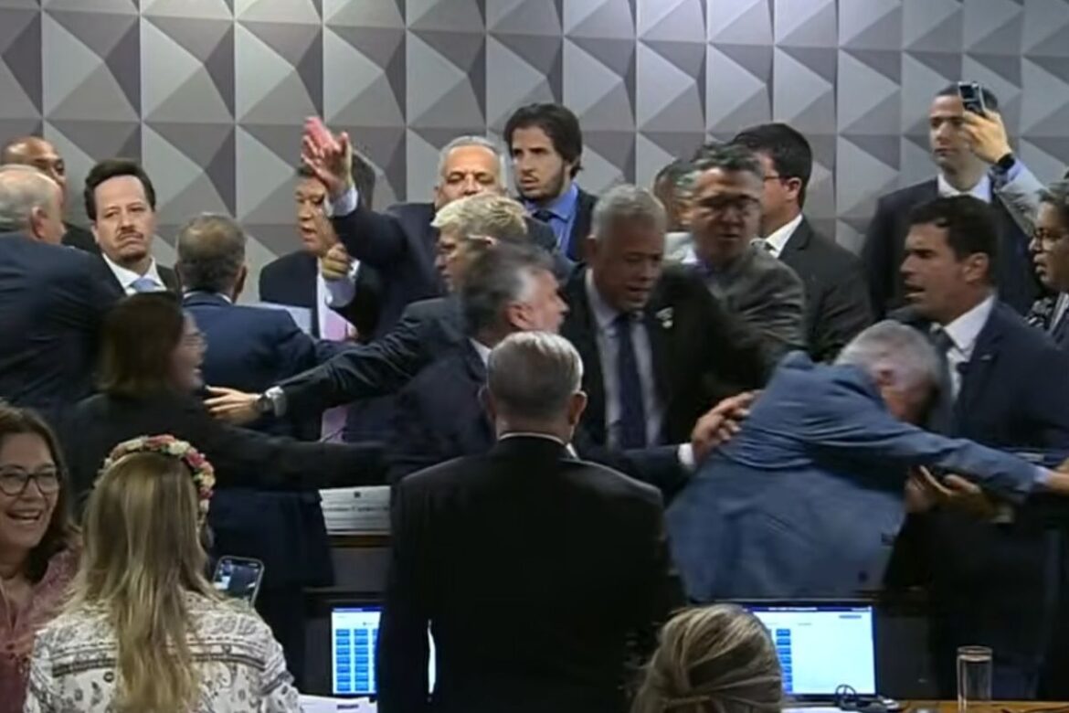 cpmi-do-inss:-deputado-do-novo-leva-soco-na-cara-e-acusa-colega-do-pt