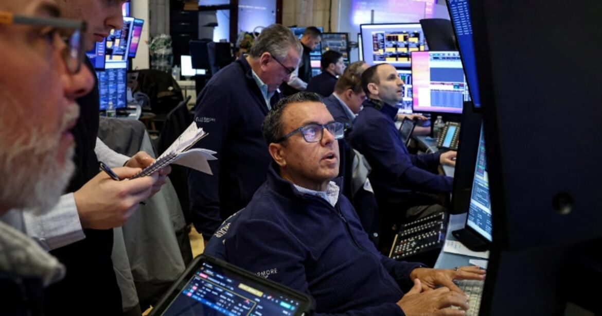 wall-street-fecha-com-sinais-mistos-em-sessao-volatil-apos-ataques-aereos-ao-ira