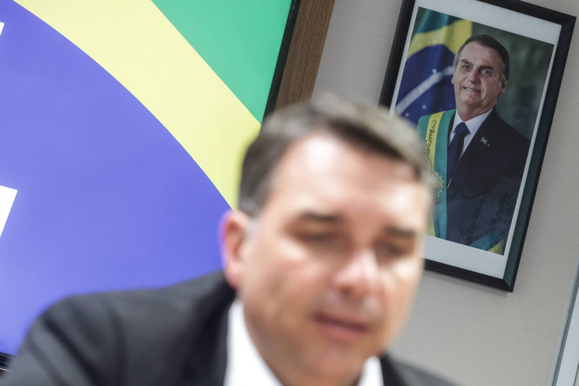 flavio-e-incluido-como-advogado-de-bolsonaro-para-ter-mais-acesso-ao-pai