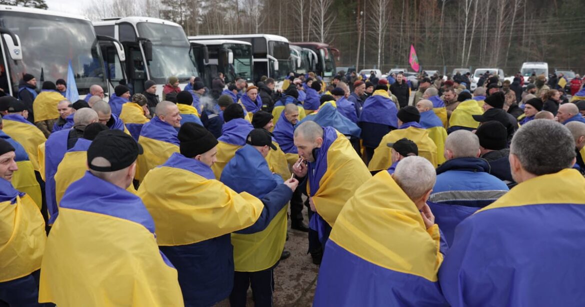 zelenskiy-visita-frente-oriental-enquanto-ucrania-e-russia-trocam-prisioneiros-de-guerra