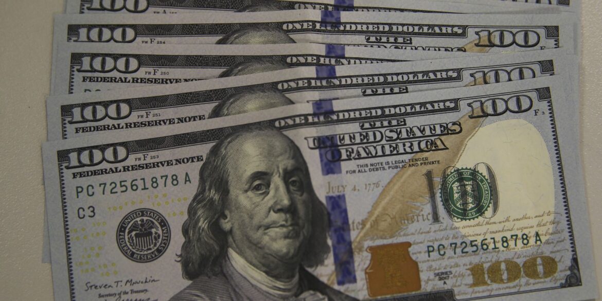 dolar-cai-para-r$-5,24-em-dia-de-correcao-no-mercado