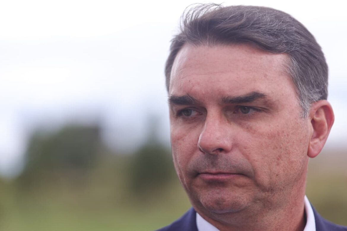 flavio-bolsonaro-registra-bo-apos-ameaca-de-fa-de-adelio