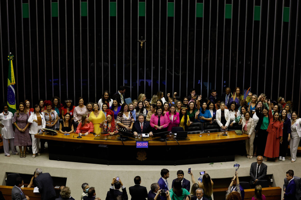 as-barreiras-invisiveis-a-presenca-das-mulheres-na-politica