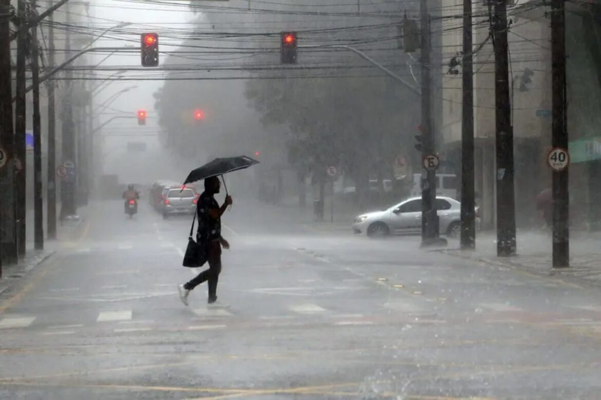 frente-fria-avanca-e-coloca-quase-todo-o-brasil-sob-alerta-de-chuva;-veja-previsao