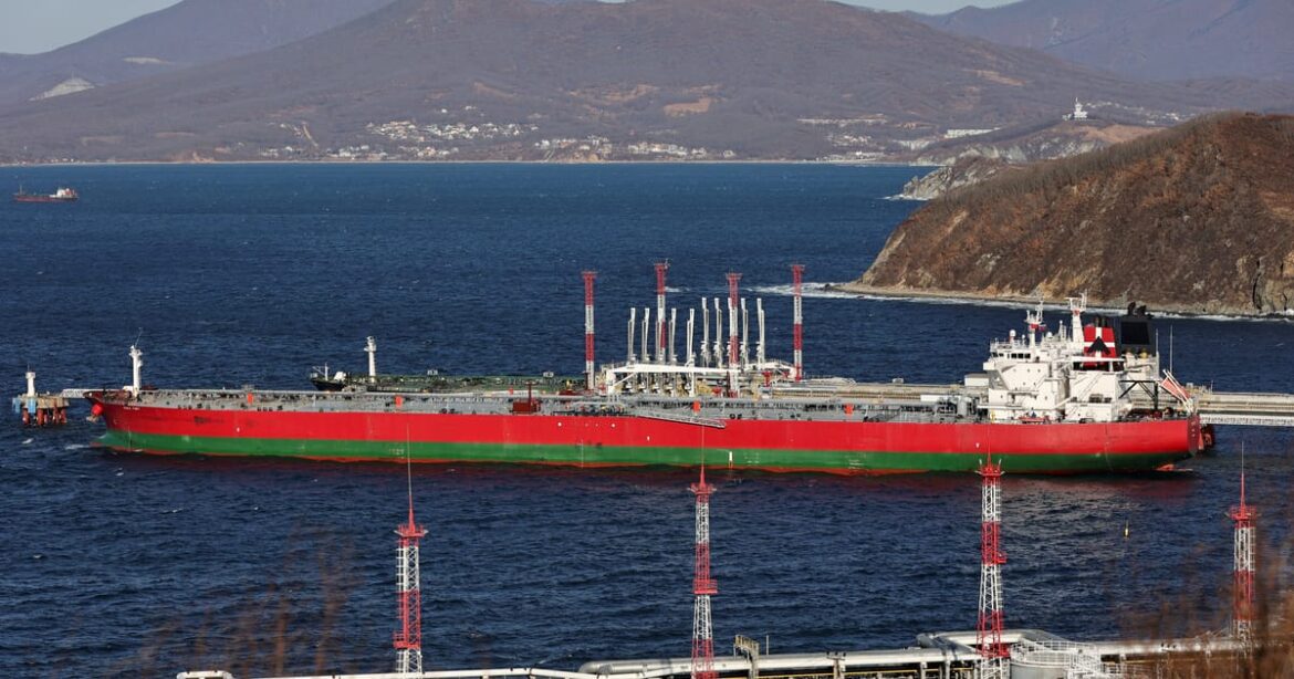 eua-avaliam-flexibilizar-sancoes-contra-petroleo-russo-para-amenizar-aumento-do-preco-global,-dizem-fontes