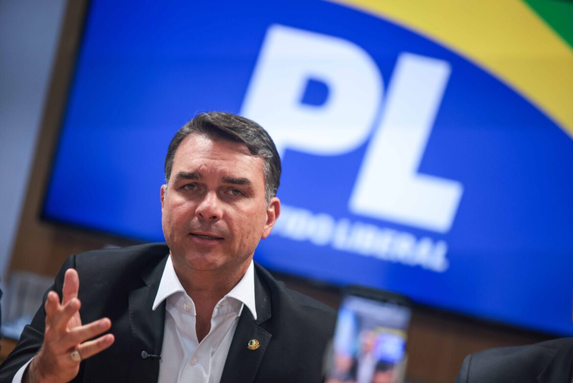 apos-minimo-necessario,-flavio-assina-cpi-contra-moraes-e-toffoli