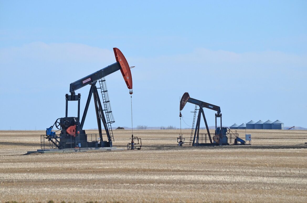 petroleo-amplia-queda-enquanto-investidores-avaliam-comentarios-de-trump-sobre-guerra-com-o-ira-e-estreito-de-ormuz