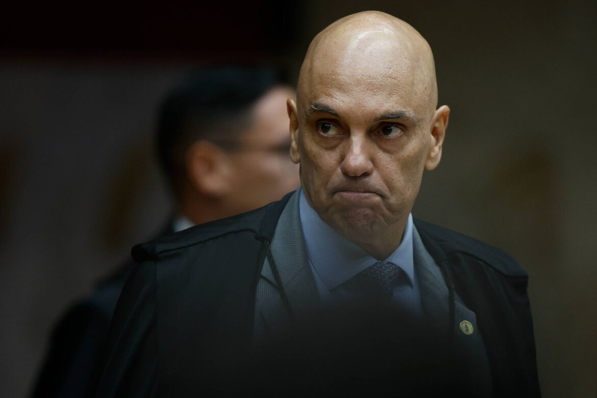 moraes-autoriza-conselheiro-de-trump-a-visitar-bolsonaro-na-papudinha