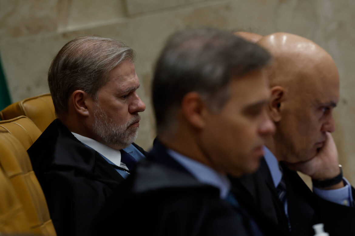 genial/quaest:-maioria-ve-stf-com-poder-demais-e-considera-votar-em-candidato-pro-impeachment