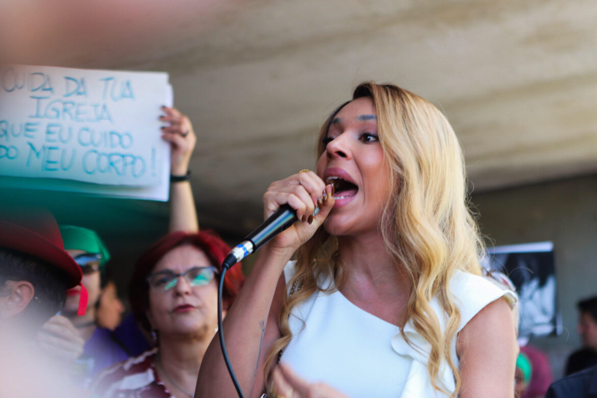 erika-hilton-aciona-mp-e-pede-prisao-de-ratinho-por-transfobia