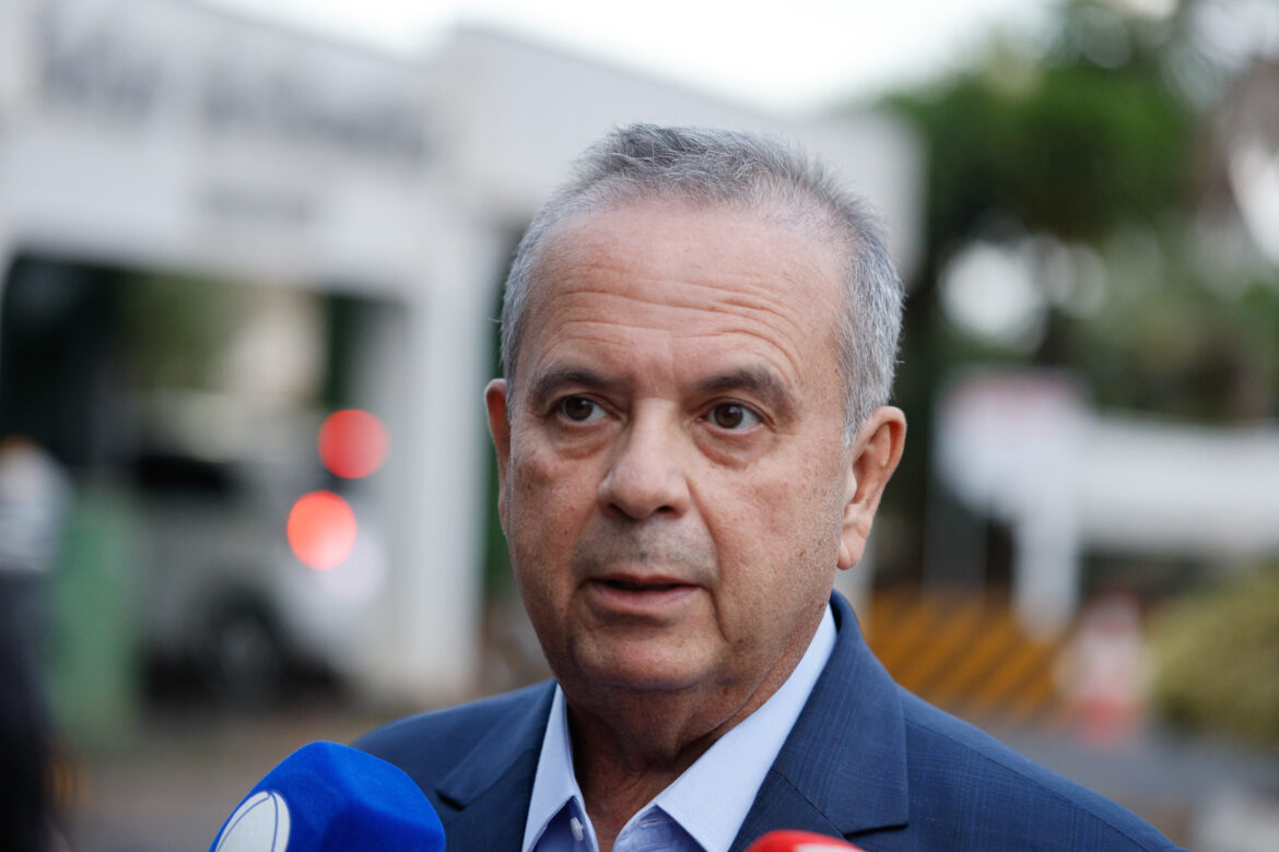 campanha-de-flavio-bolsonaro-ja-consultou-14-economistas,-diz-senador