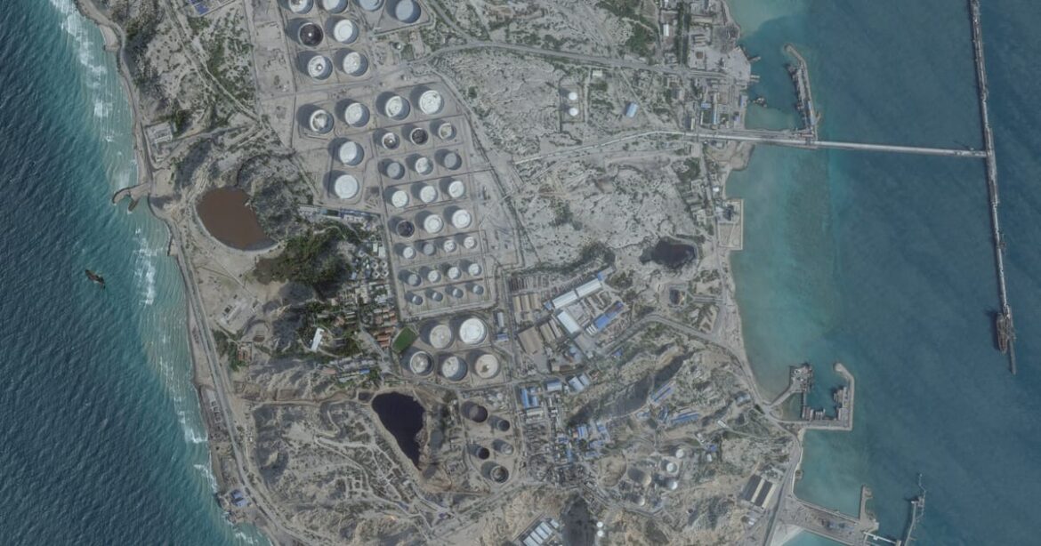 trump-diz-que-eua-atingiram-alvos-militares-na-ilha-kharg-do-ira,-importante-centro-de-exportacao-de-petroleo