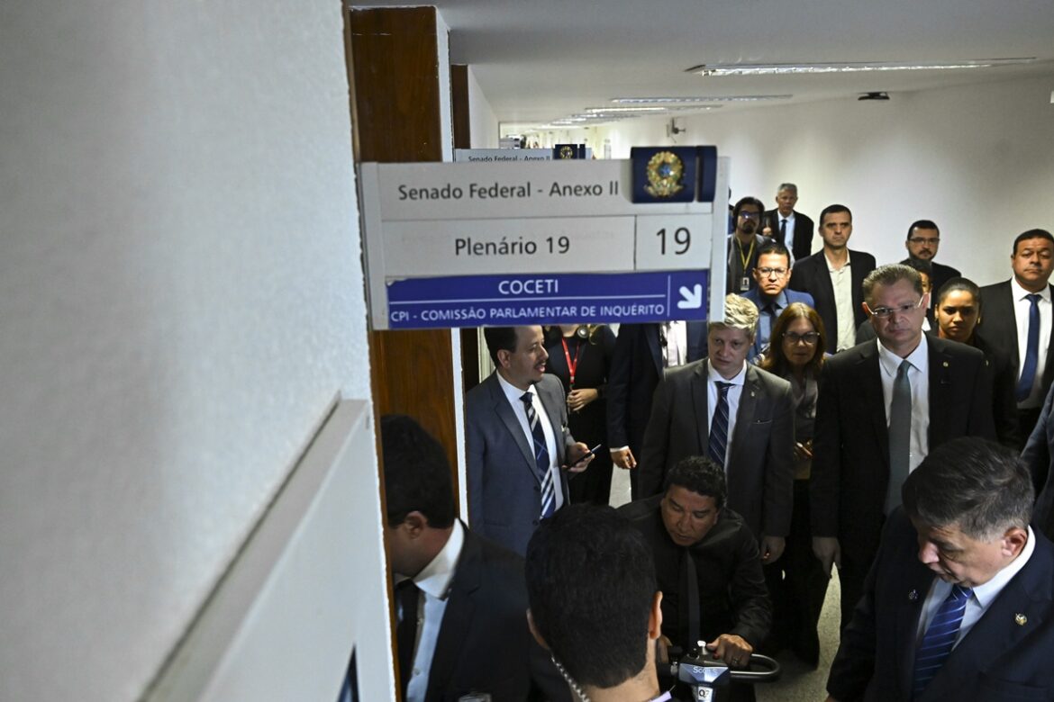 sala-cofre-da-cpmi-e-marcada-por-desorganizacao-e-longas-buscas-em-dados-de-vorcaro