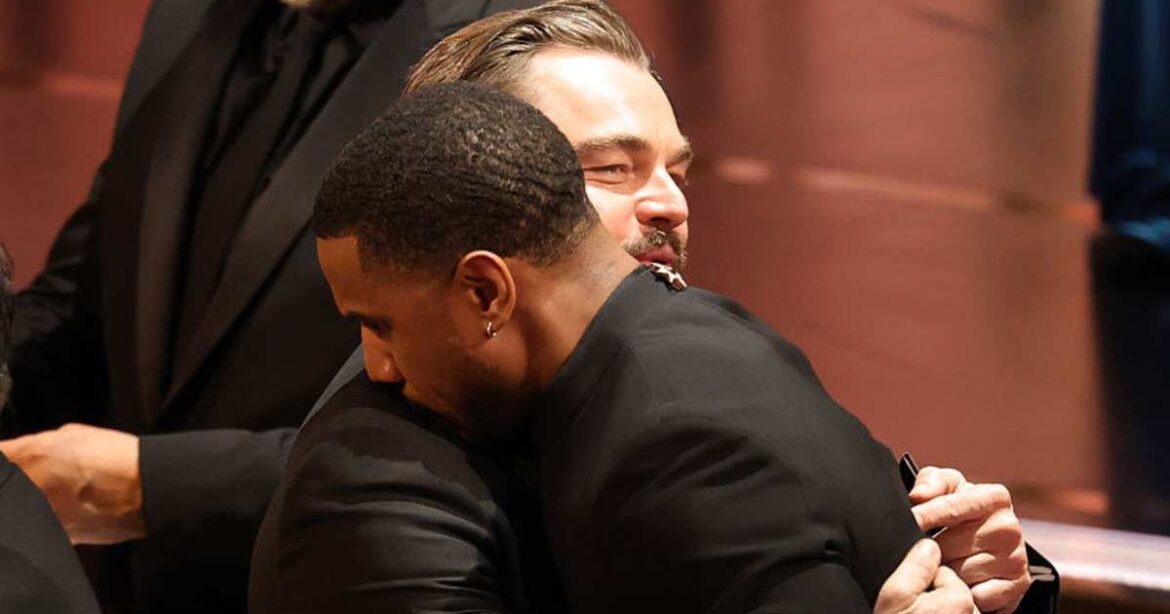 video:-o-abraco-de-michael-b.-jordan-em-leonardo-dicaprio-apos-o-oscar-de-melhor-ator