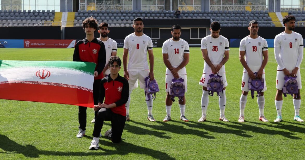 jogadores-iranianos-de-futebol-seguram-mochilas-escolares-em-protesto-por-meninas-mortas