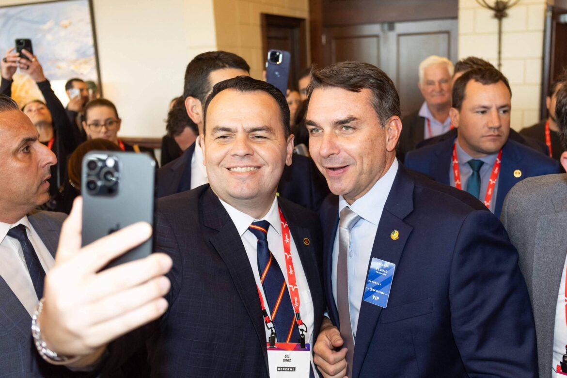 'tem-que-virar-a-pagina-da-desconfianca-com-michelle-e-tarcisio',-diz-flavio-bolsonaro-nos-eua